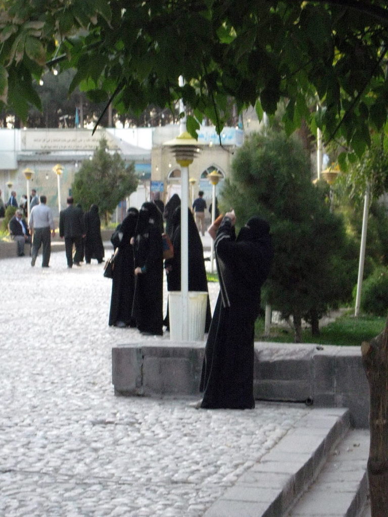 Saudi_Arabian_woman_with_Burqa_taking_photo_from_Mosque_of_Mohammad_al_Mahruq_-_Nishapur_3